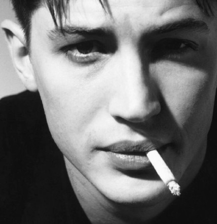 好吧,图放错了,《毒液》里汤老师是长这样的