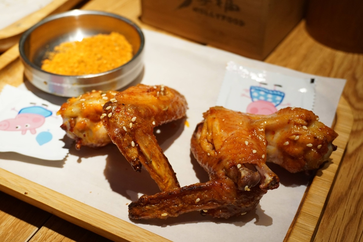 香甜可口. 再也不是食之无味了, 炭烤鸡爪, 撒了调料粉, 味浓好吃.