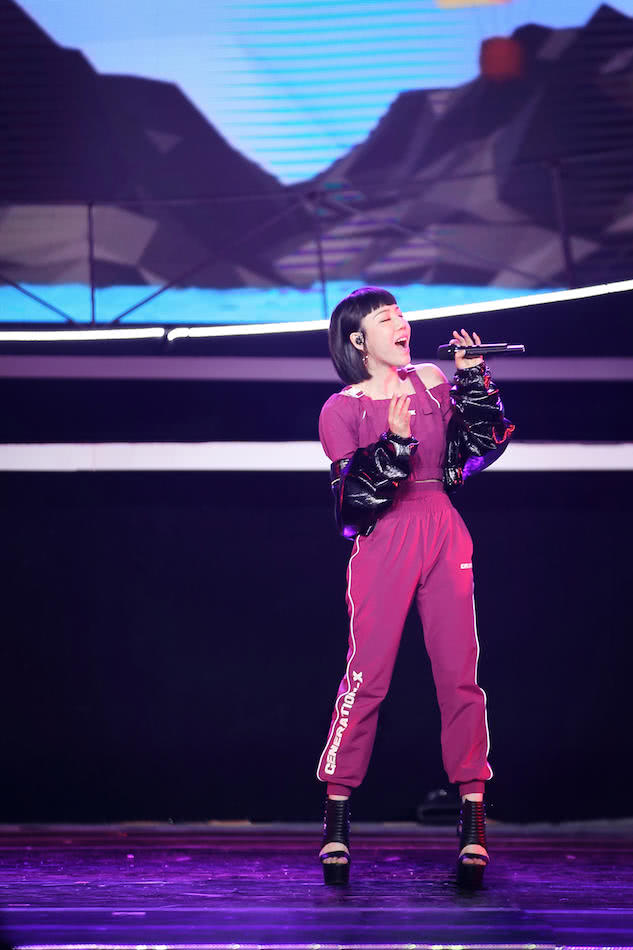 吴莫愁现身34届大众电影百花奖用歌声温暖冬日电影节