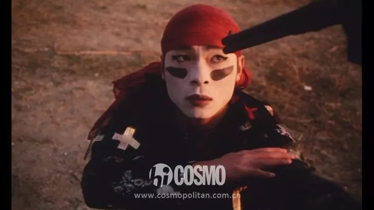 访谈里说他在十年前就开始酝酿这个故事,而且早在1996年的《燕尾蝶》