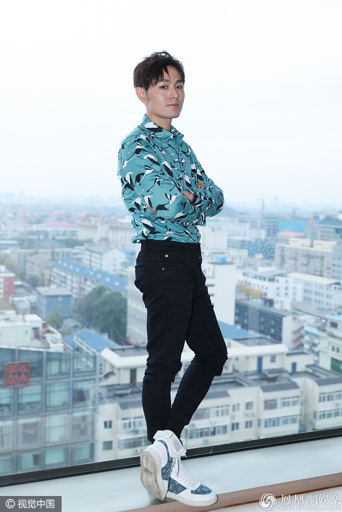 魔术天才邓男子变身第五骑士高颜值高技术曾与宋仲基合作