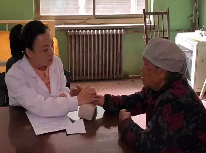 下乡义诊期间,牛志刚大夫率领18人义诊团队,带着医药物资,走进石口乡