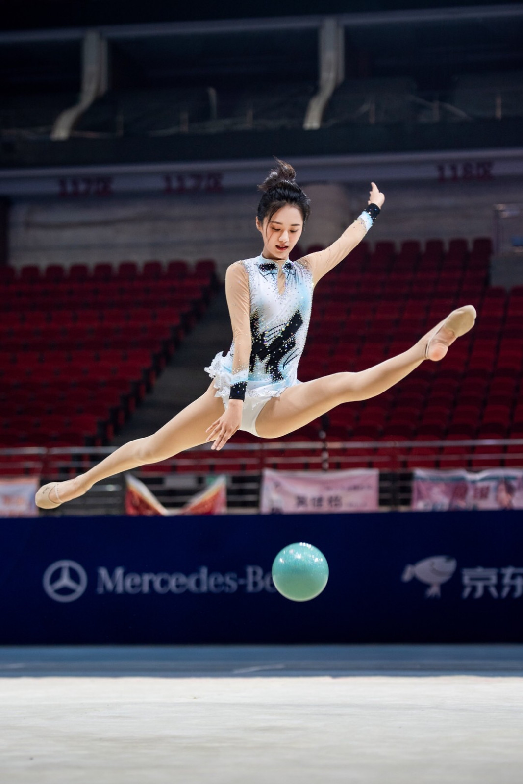 有着扎实舞蹈功底的安悦溪秉持着不骄不躁的态度,在教练的带领下腔换