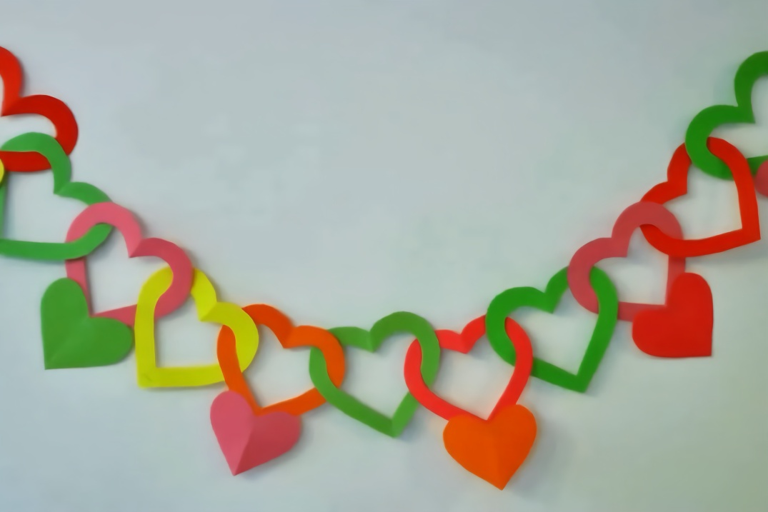 简单易学的心形花环的剪纸技巧!