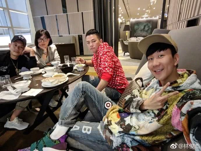 林俊杰最贵的球鞋是81万的它而最爱的那双谁也猜不到