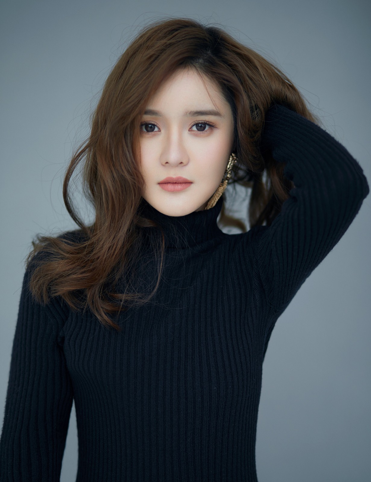 艾如发布冬日写真 慵懒眼神静谧优雅