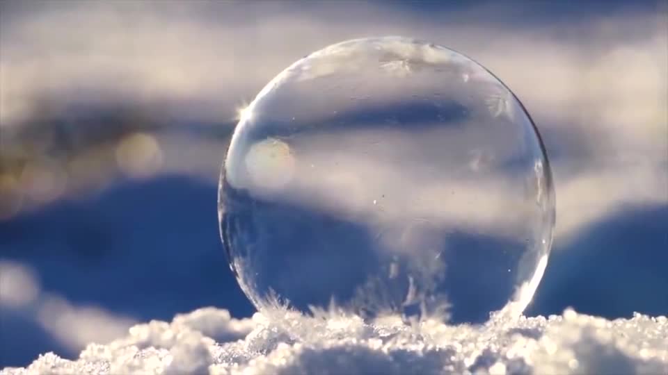 实拍肥皂泡泡结冰破裂 长这么大还是第一次见