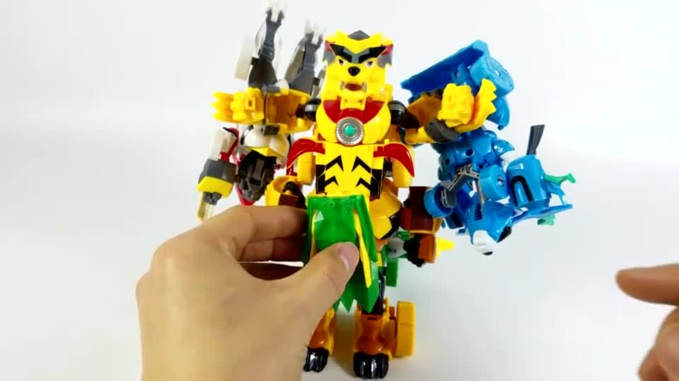 鳕鱼乐园变形金刚机器人玩具展示