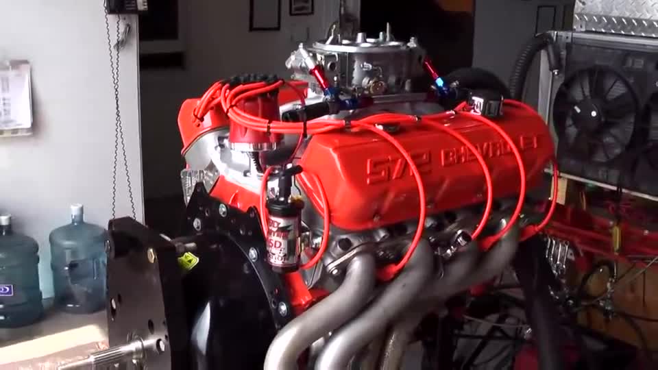 750匹超强马力的发动机现场演示