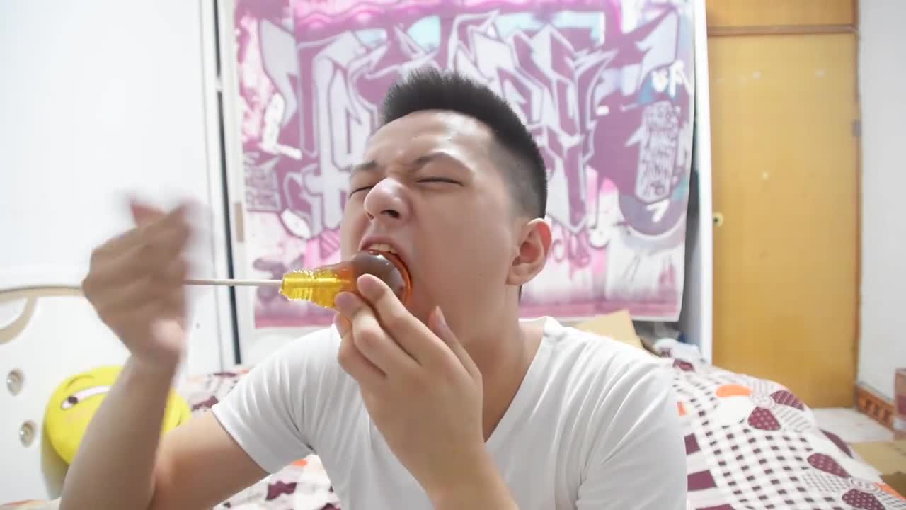 把一颗灯泡糖塞到嘴巴里 最后取不出来