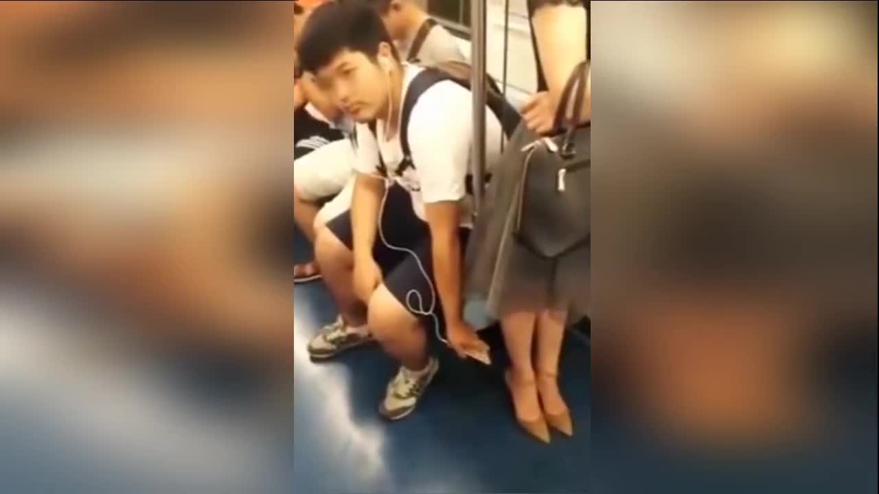 天津地铁年轻男子偷拍女性裙底事件被抓后当场删除