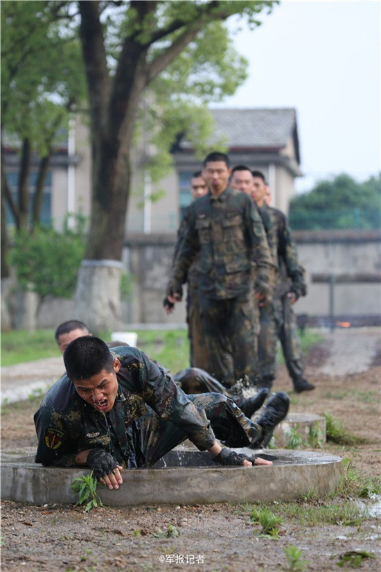 火箭军警卫伪装连组织进行"猎人"障碍训练