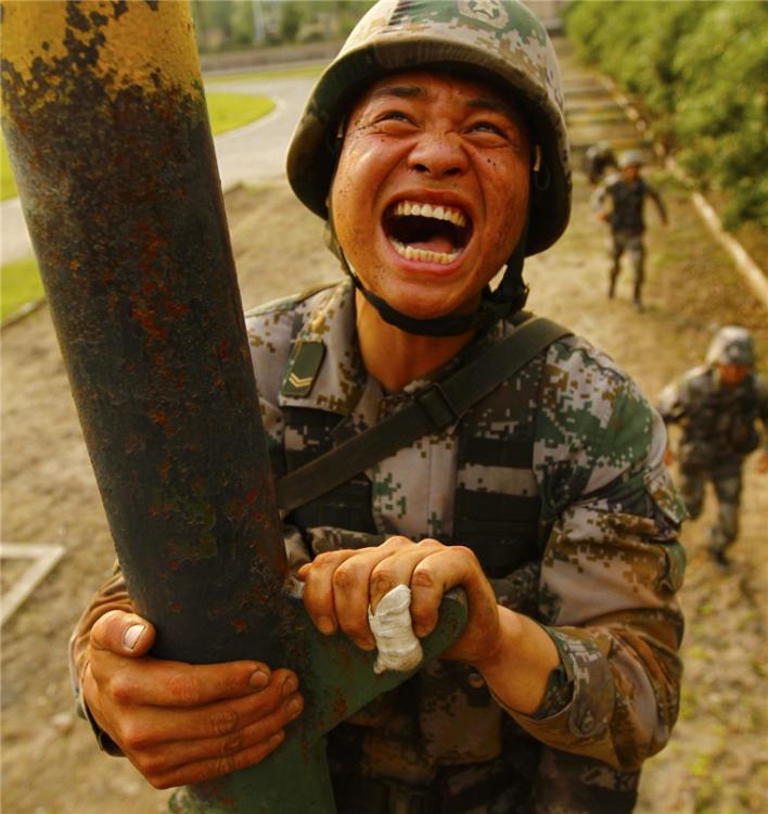 心疼落淚解放軍戰士們的手傷痕累累