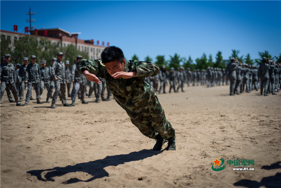 武警国防生:学长毕业考核学弟也来热身