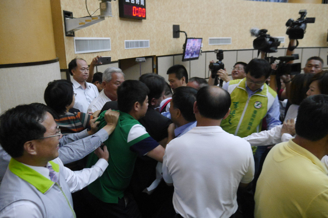 台南市议会再爆冲突 蓝绿互殴多人挂彩(组图)