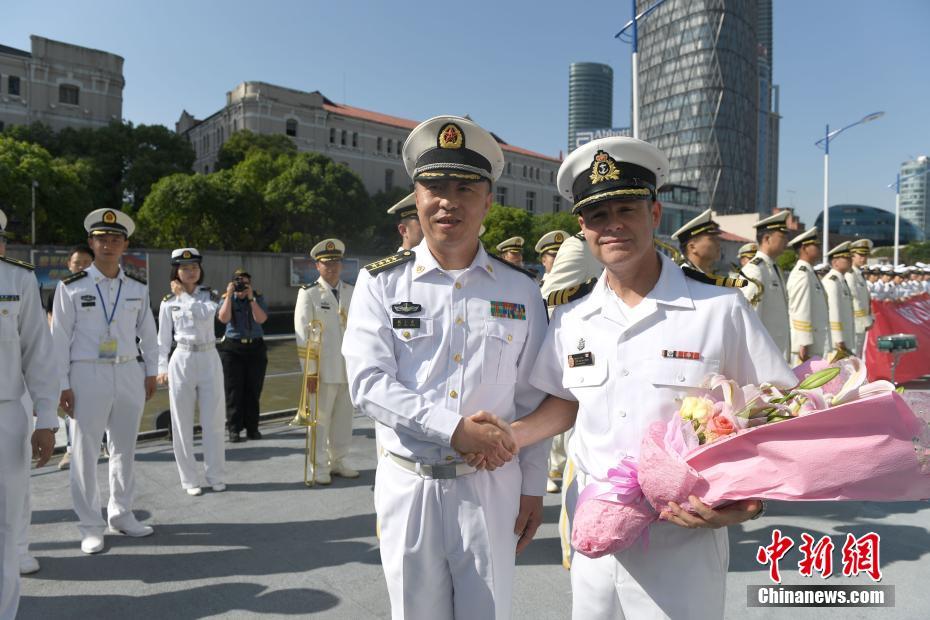 東海艦隊某基地參謀部副參謀長魏小東大校前往碼頭迎接,並與艦長西爾