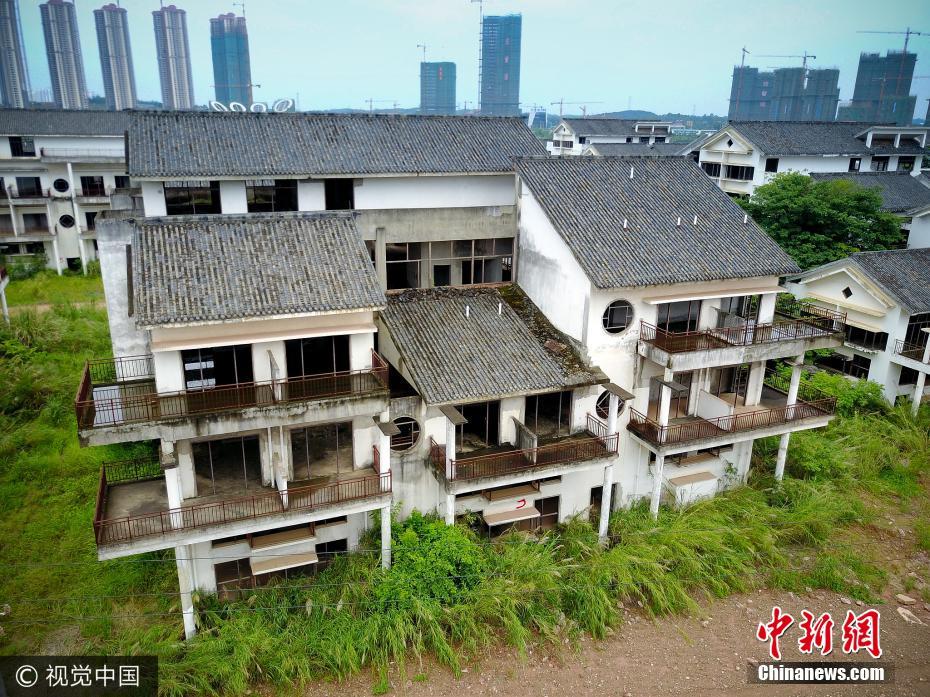 广西豪华别墅群烂尾十年如今杂草丛生