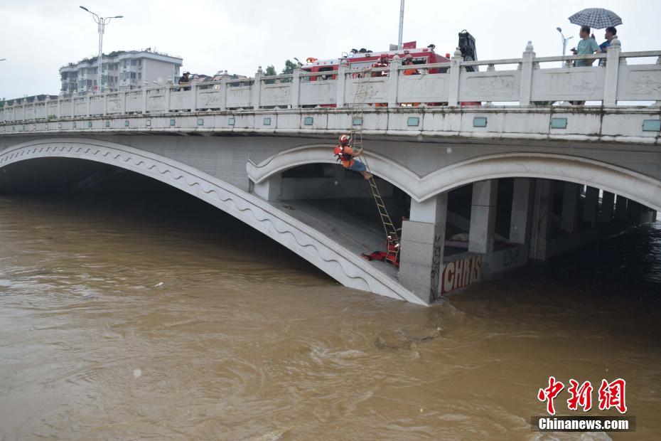 消防官兵在桂林市象山雉山桥营救被困桥洞的流浪汉.韦雨龙 摄